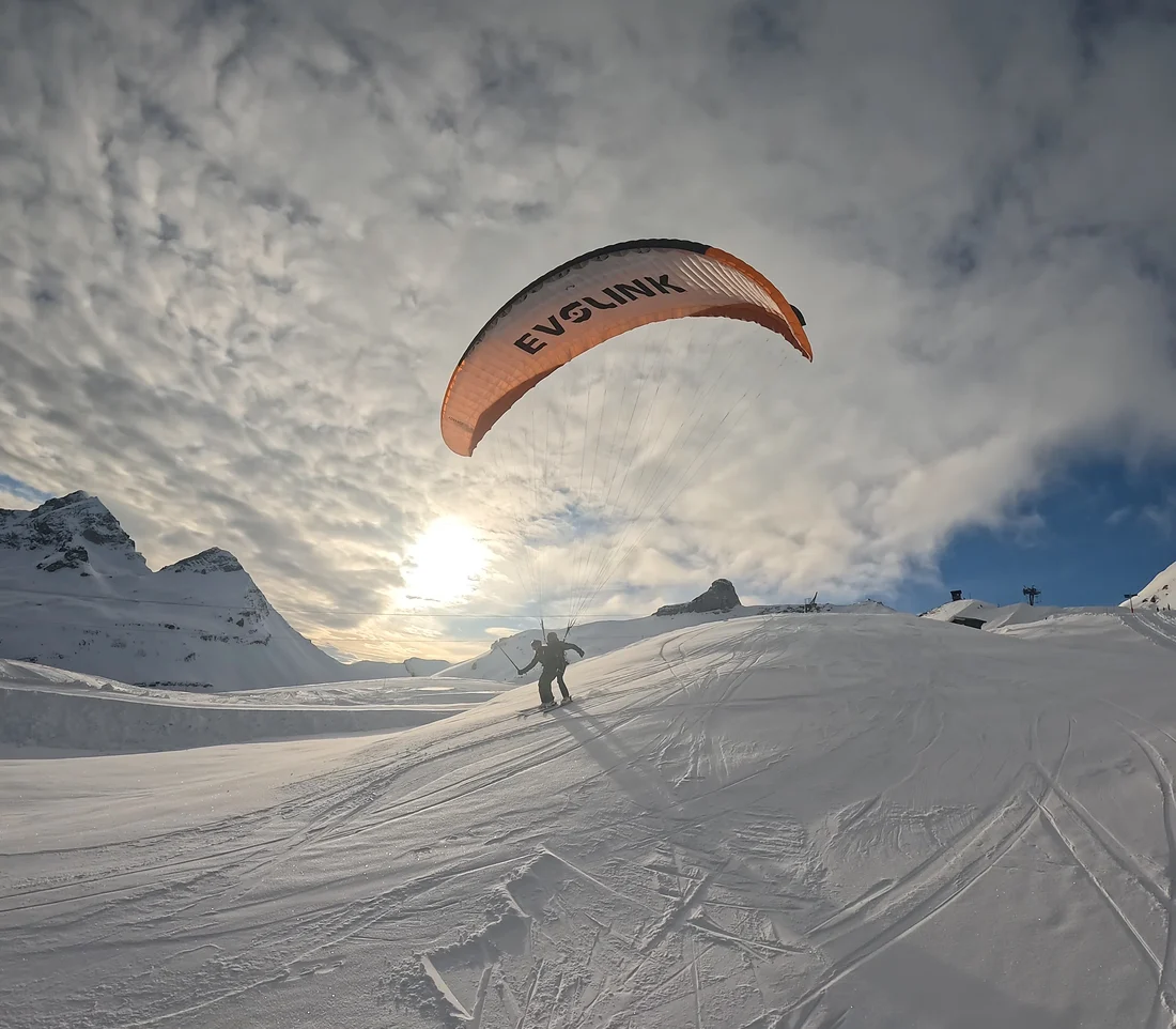 Décollage en parapente skis aux pieds à Ovronnaz avec Volta