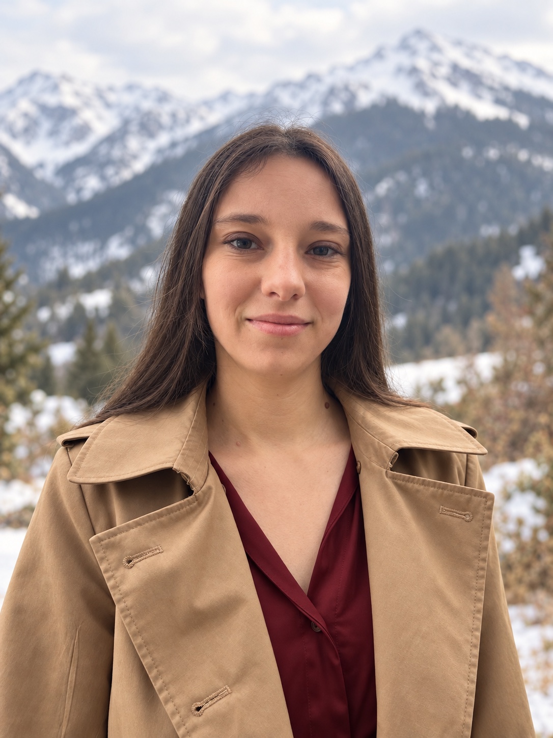 Naomi, cofondatrice de Conciergerie LLD, devant un paysage de montagne enneigé