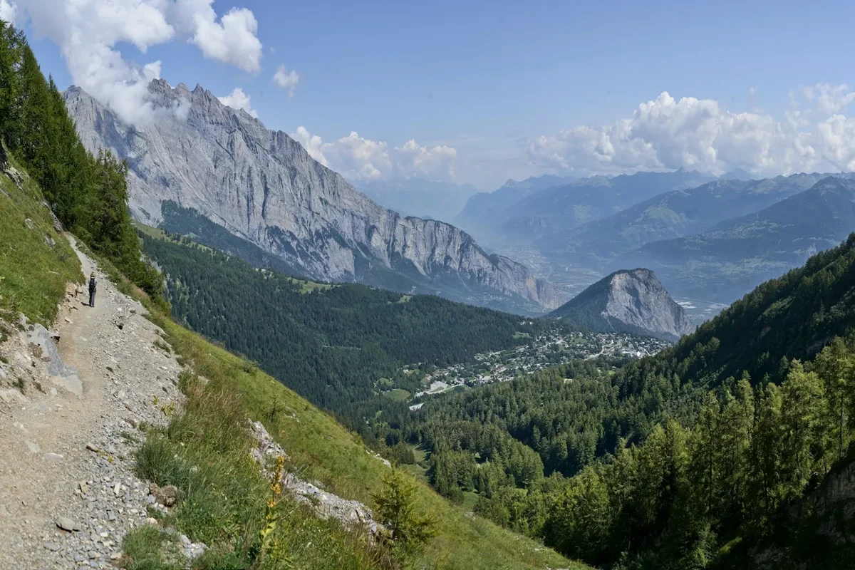 Sentier et panorama alpin pour une escapade en Valais
