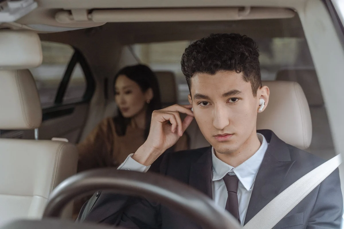 Un chauffeur en costume au volant, photographie d’illustration